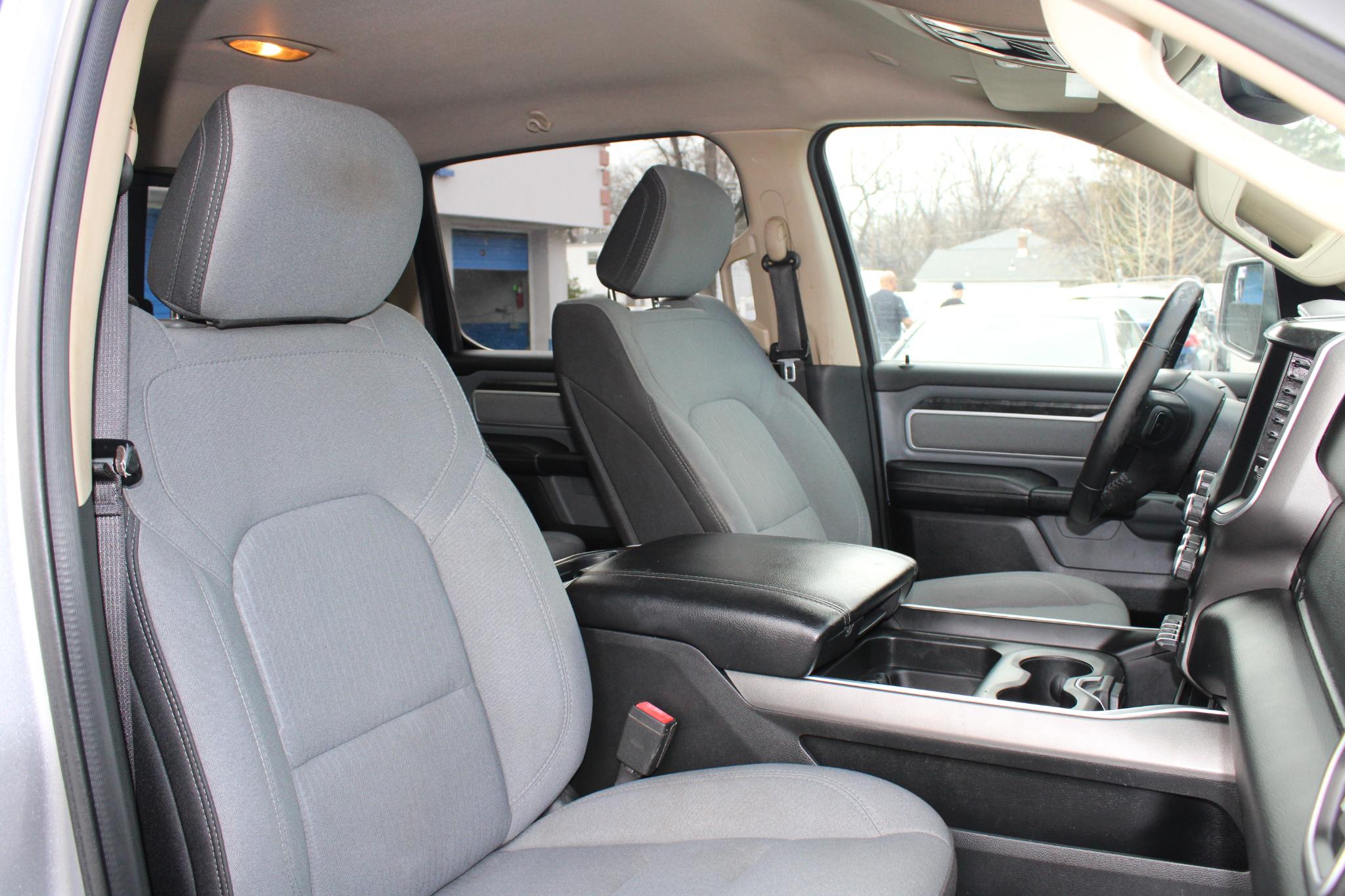 RAM 1500 Big Horn 4x4 Crew Cab 5'7" Box 2020