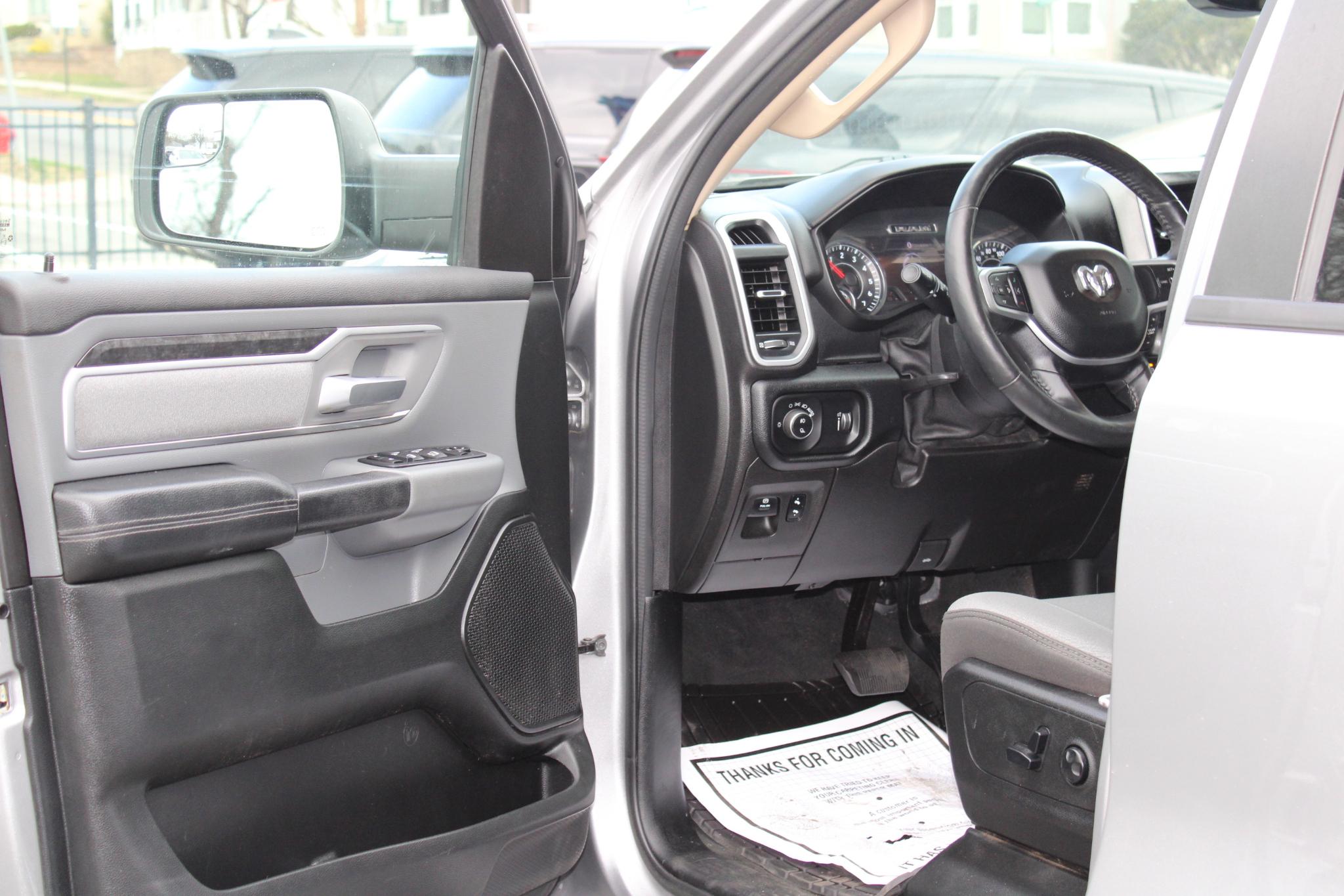 RAM 1500 Big Horn 4x4 Crew Cab 5'7" Box 2020