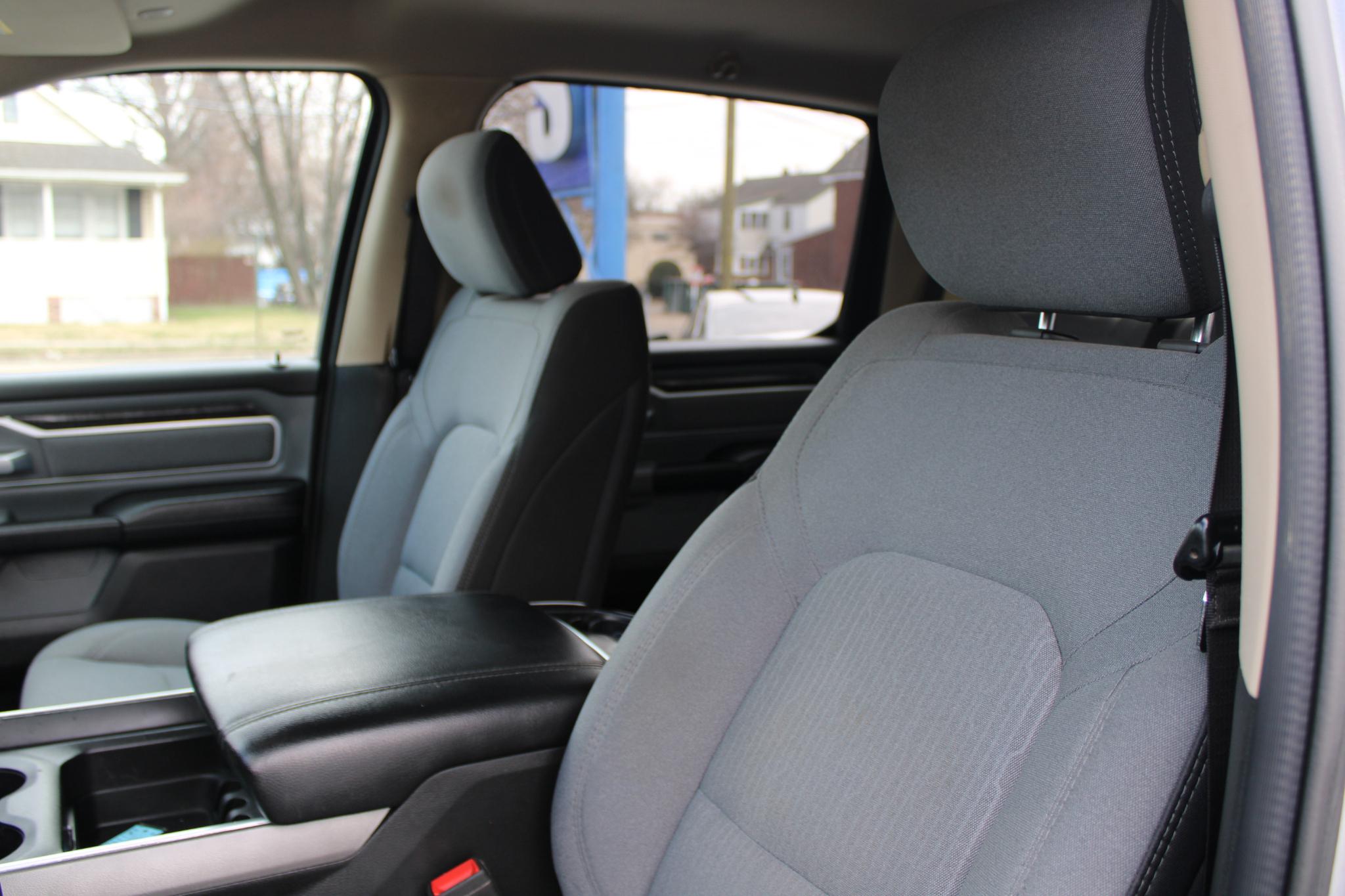 RAM 1500 Big Horn 4x4 Crew Cab 5'7" Box 2020