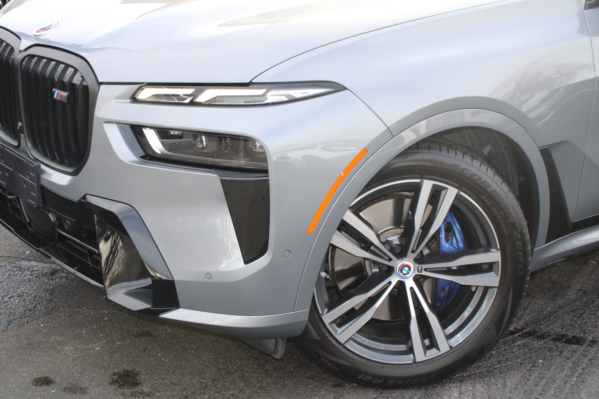 BMW X7 M60i Sports Activity Vehicle 2023