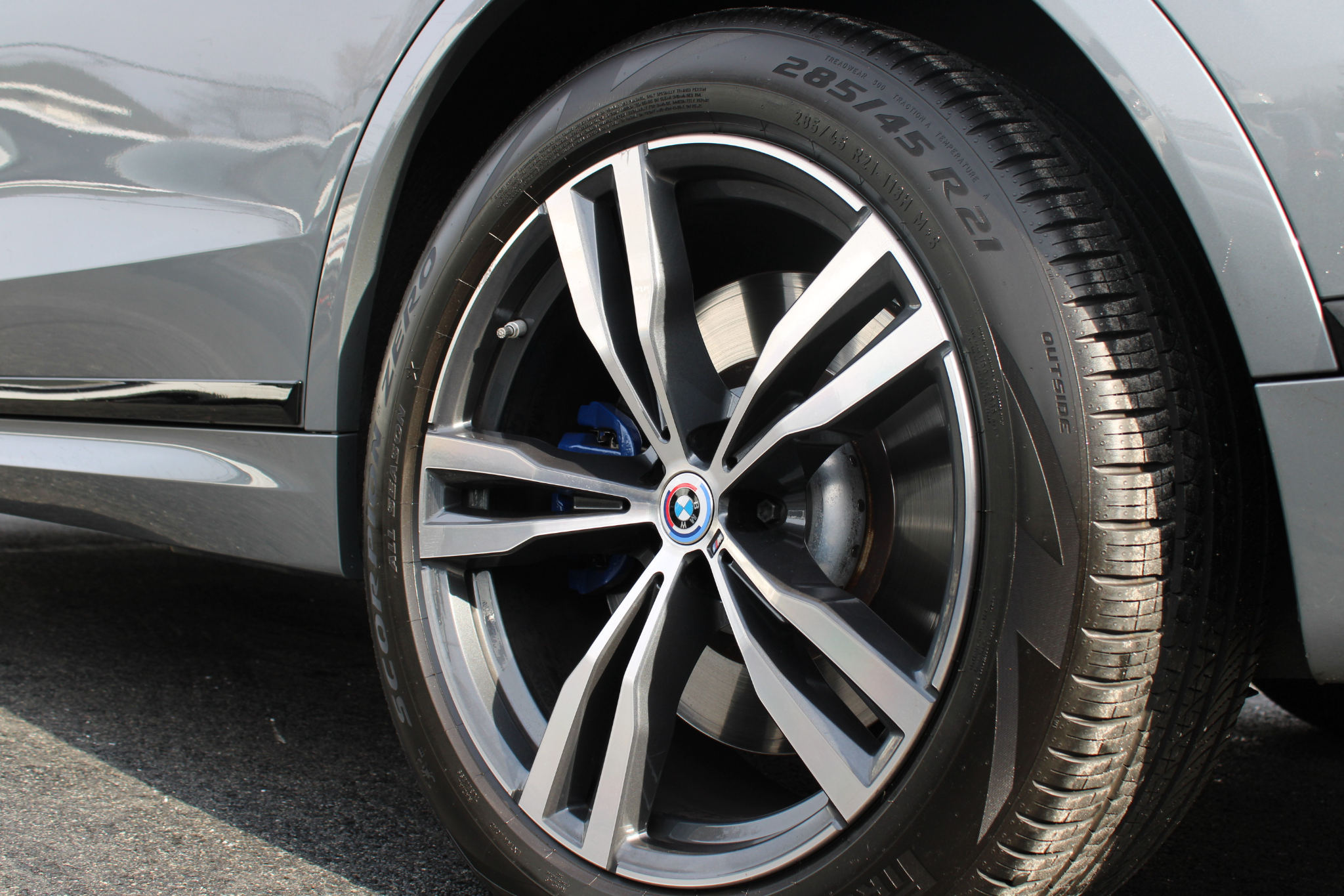 BMW X7 M60i Sports Activity Vehicle 2023