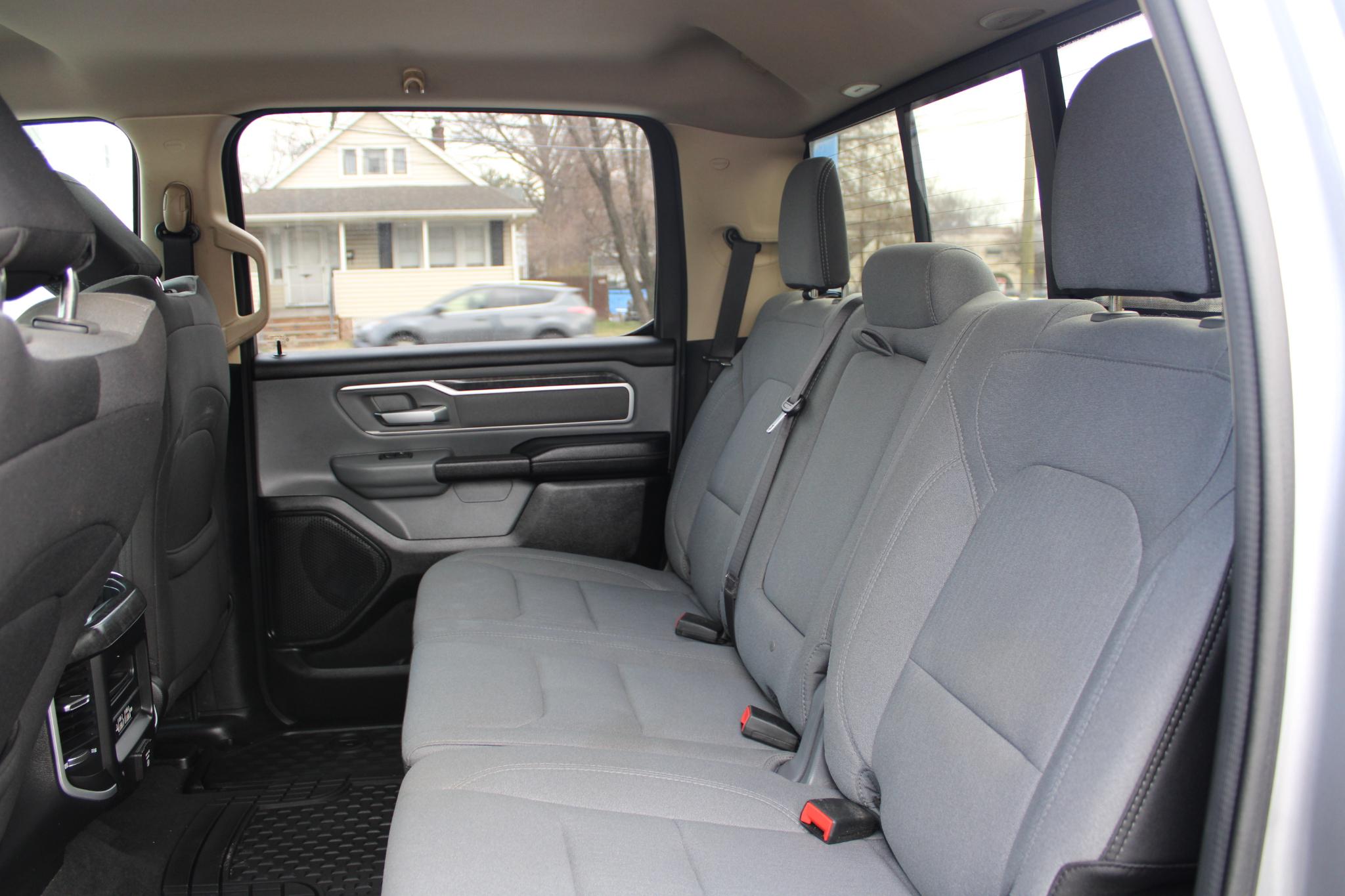 RAM 1500 Big Horn 4x4 Crew Cab 5'7" Box 2020