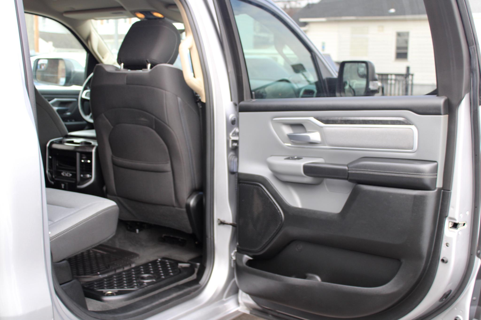 RAM 1500 Big Horn 4x4 Crew Cab 5'7" Box 2020