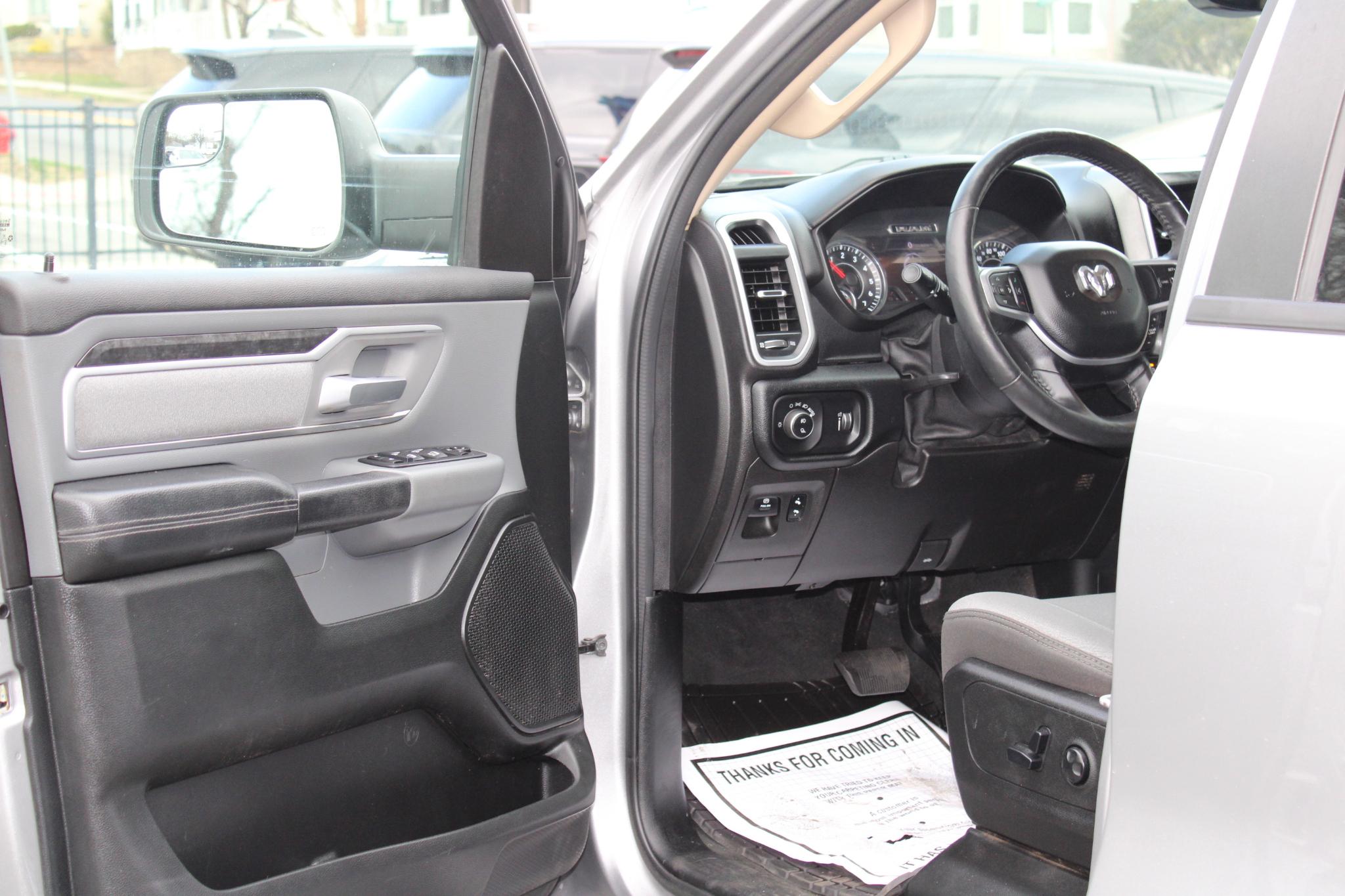 RAM 1500 Big Horn 4x4 Crew Cab 5'7" Box 2020