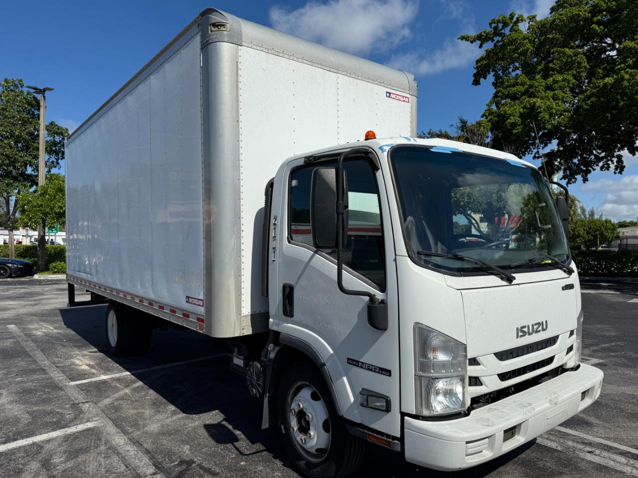 2019 Isuzu NPR HD 20 FT BOX WITH RAMP