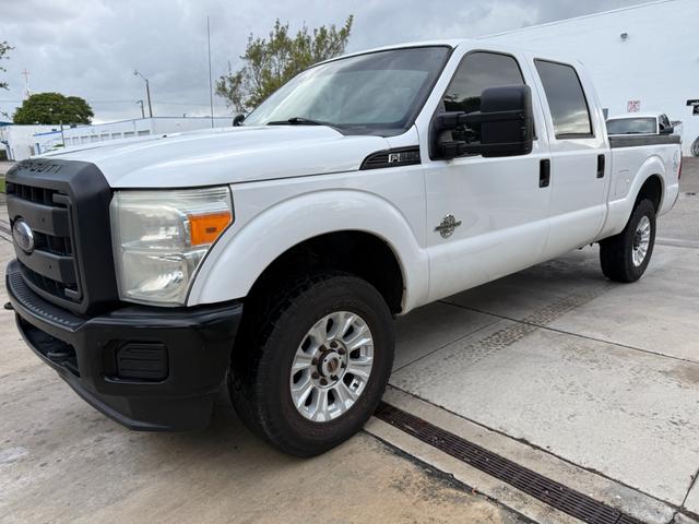 White 2016 Ford F-250 Super Duty XLT Crew Cab LB 4WD Pickup Truck Four-Wheel Drive 6-Speed Automatic