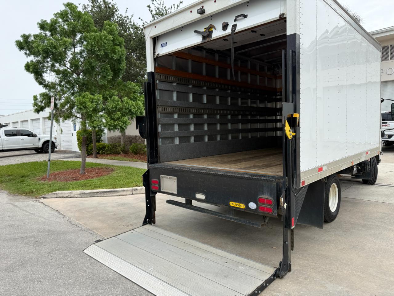 Isuzu NPR  2019