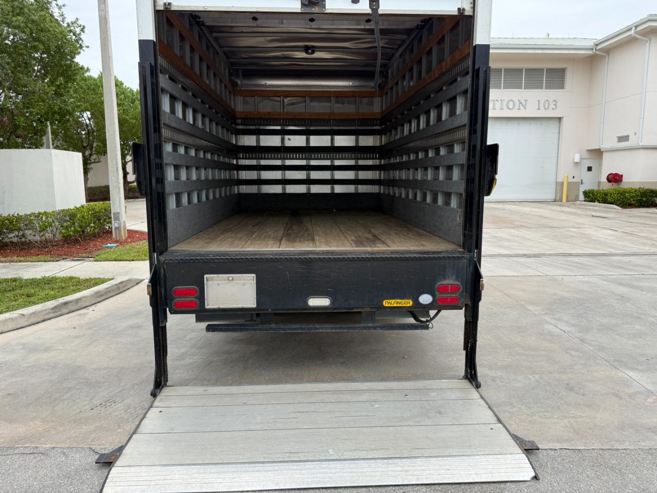Isuzu NPR  2019