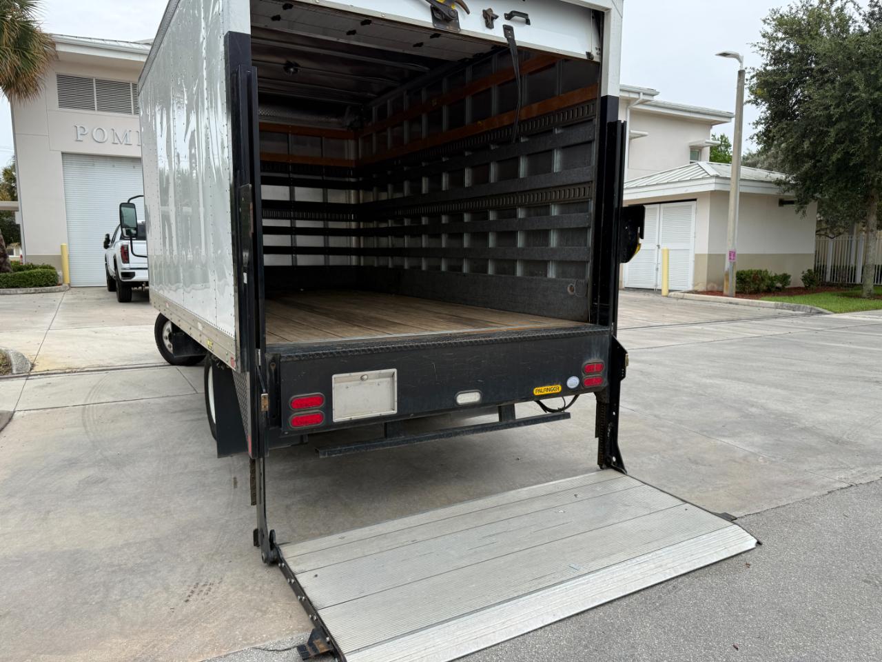 Isuzu NPR  2019