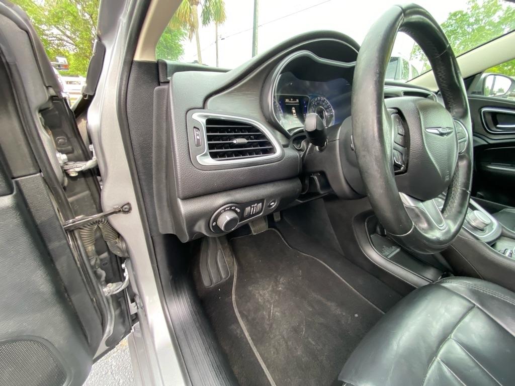 Chrysler 200  2017