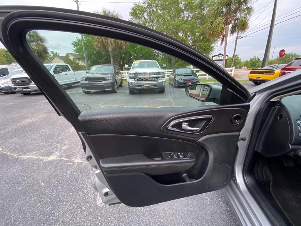 Chrysler 200  2017