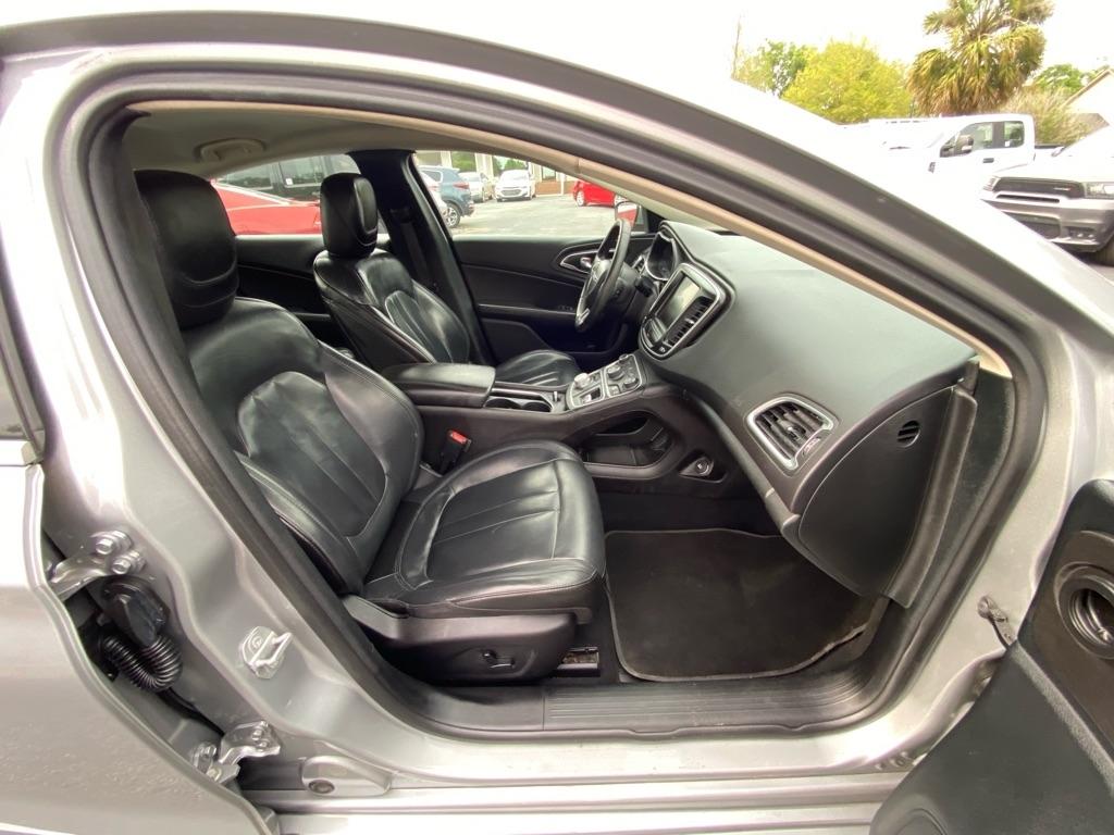Chrysler 200  2017