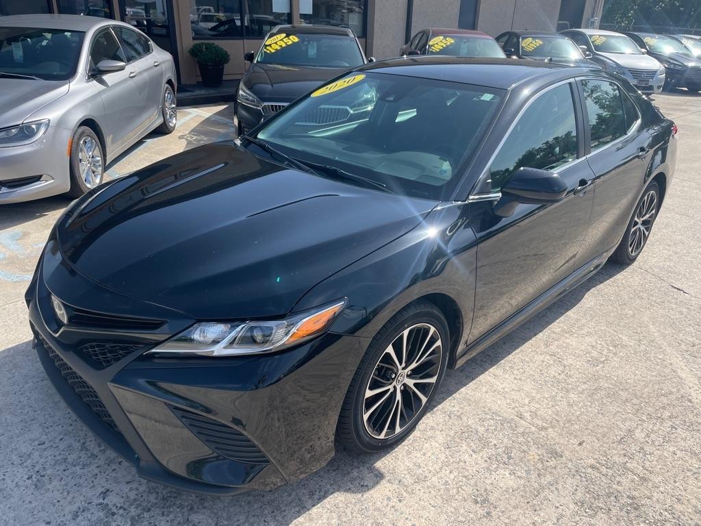 Toyota Camry SE 2020