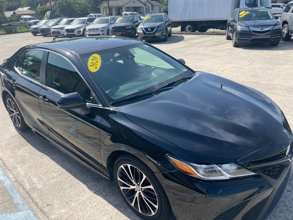 Toyota Camry SE 2020
