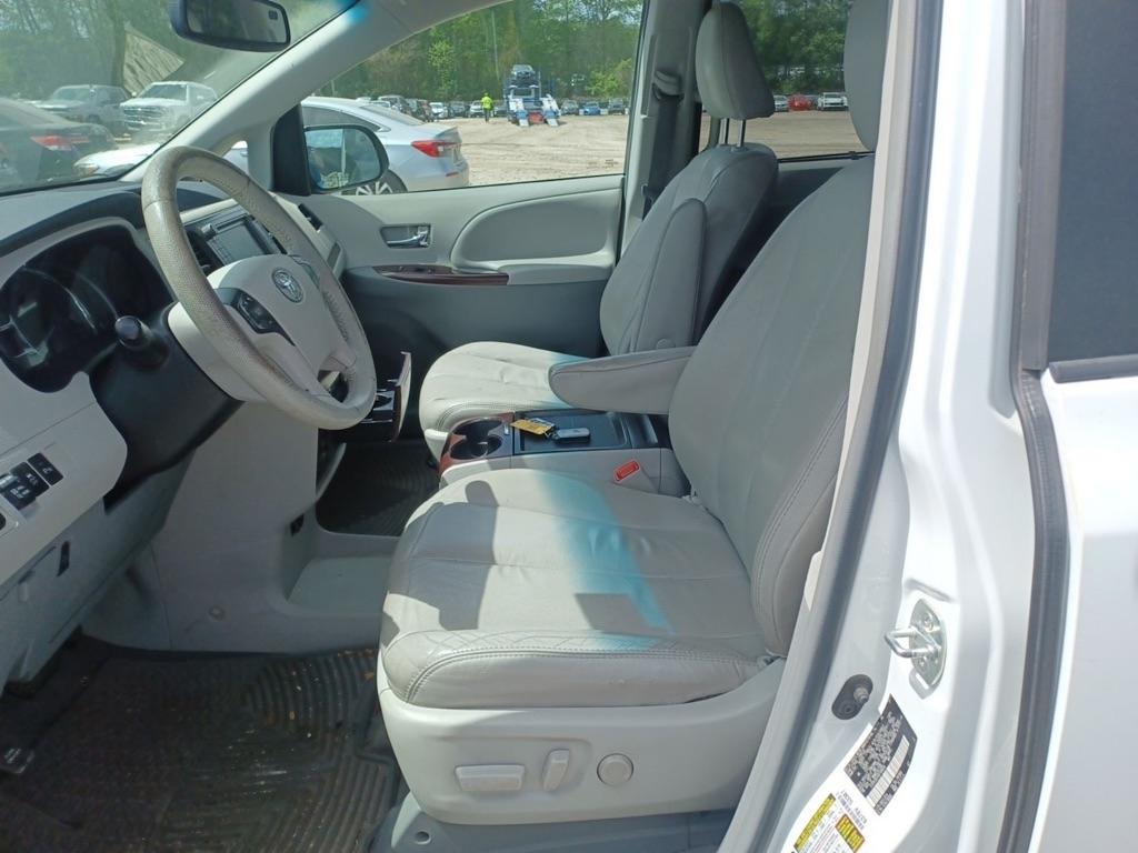 Toyota Sienna 5dr 8-Pass Van XLE Ltd FWD (Natl) 2011