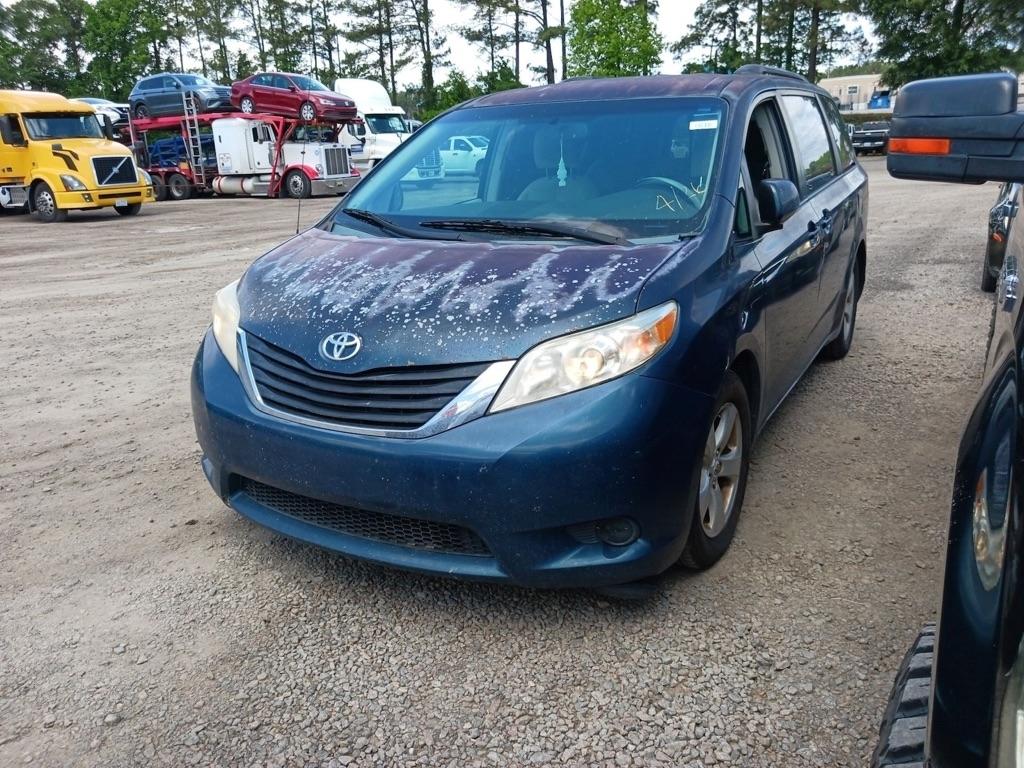 Toyota Sienna 5dr 7-Pass Van LE FWD (Natl) 2012