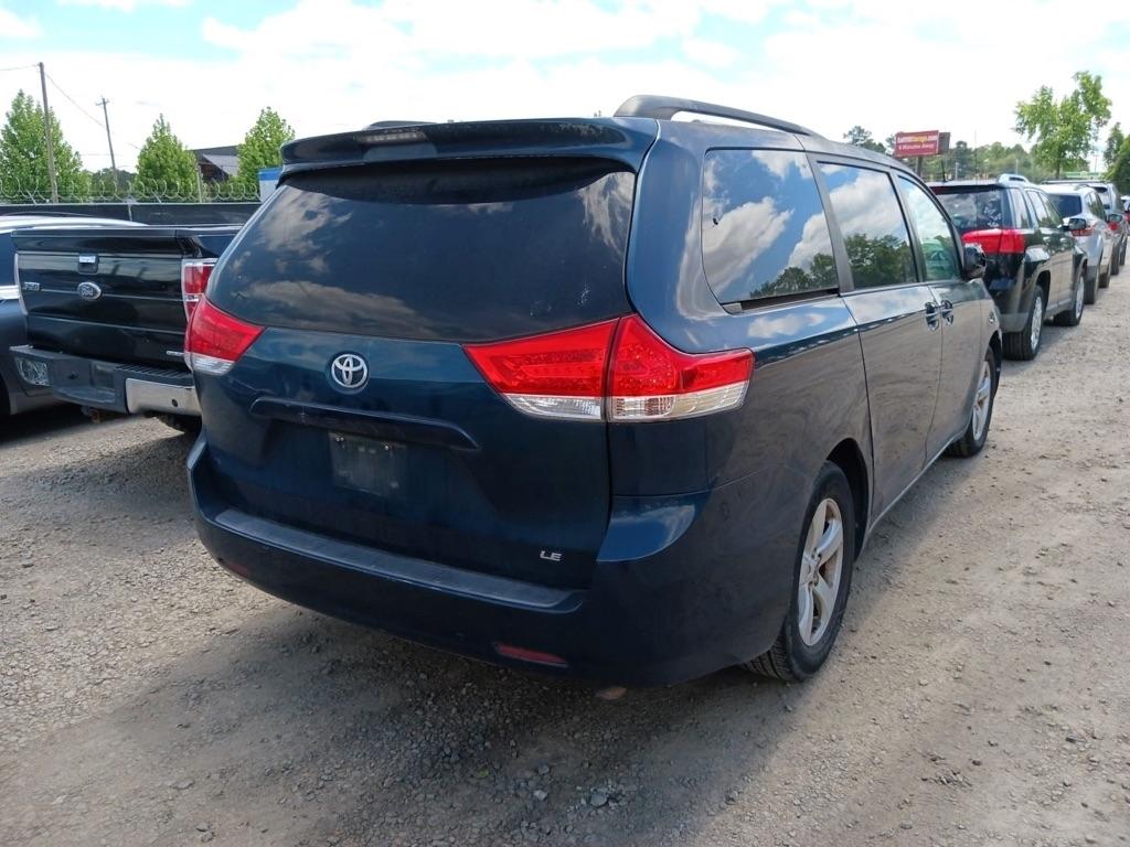 Toyota Sienna 5dr 7-Pass Van LE FWD (Natl) 2012