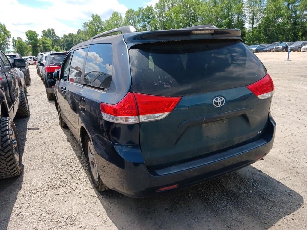 Toyota Sienna 5dr 7-Pass Van LE FWD (Natl) 2012
