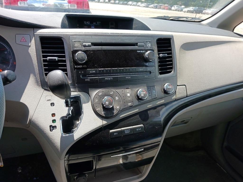 Toyota Sienna 5dr 7-Pass Van LE FWD (Natl) 2012