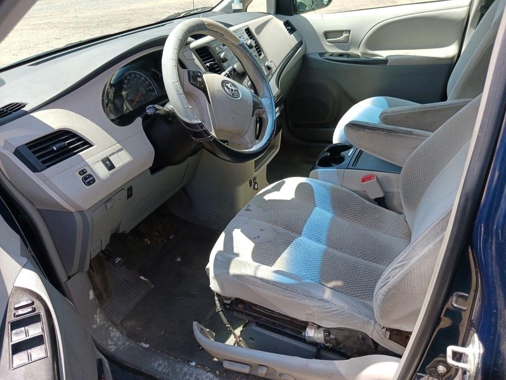 Toyota Sienna 5dr 7-Pass Van LE FWD (Natl) 2012