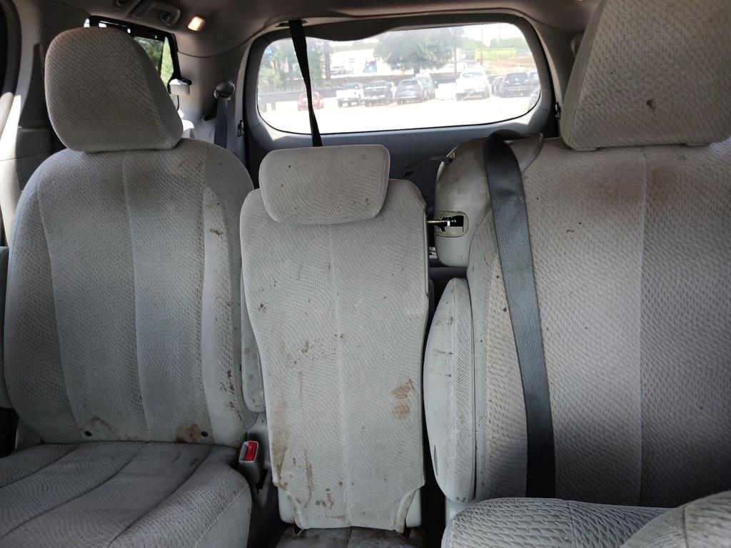 Toyota Sienna 5dr 7-Pass Van LE FWD (Natl) 2012