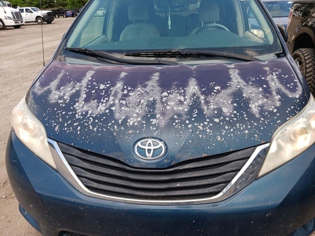Toyota Sienna 5dr 7-Pass Van LE FWD (Natl) 2012