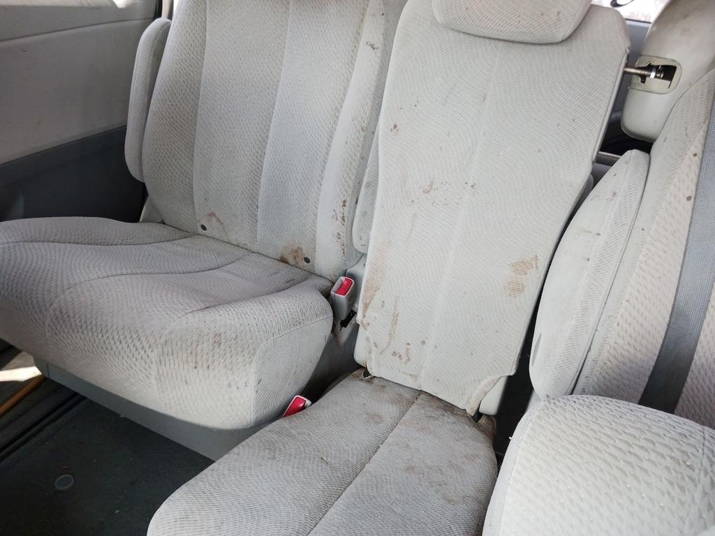 Toyota Sienna 5dr 7-Pass Van LE FWD (Natl) 2012