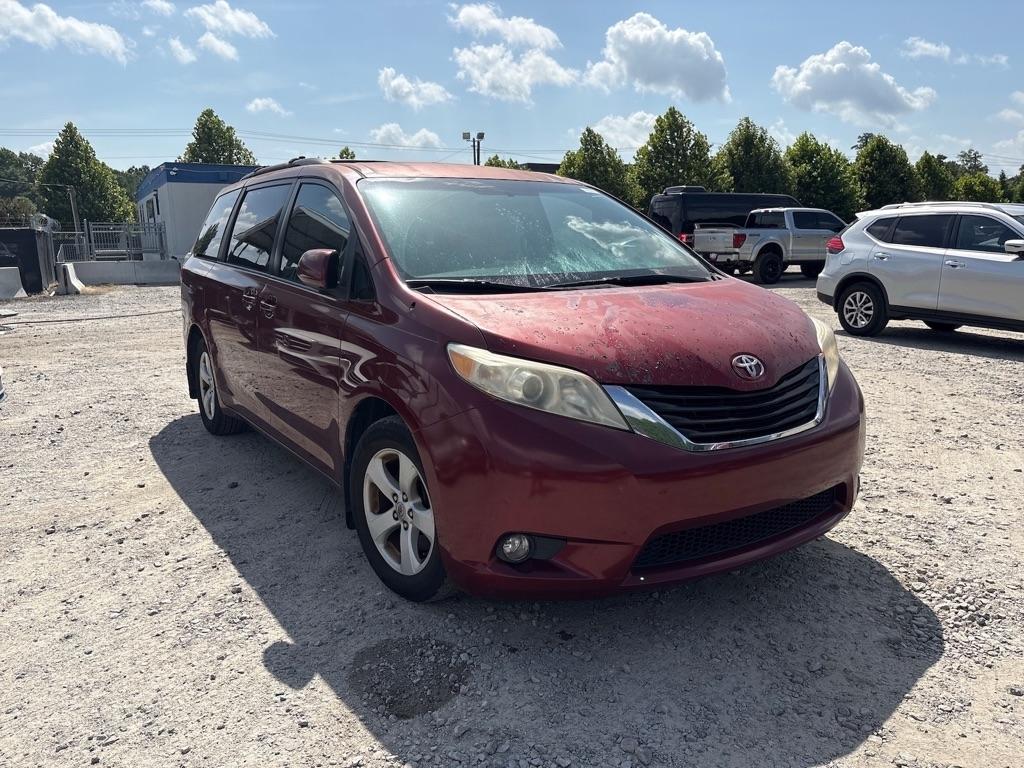 Toyota Sienna LE 8-Pass V6 2011
