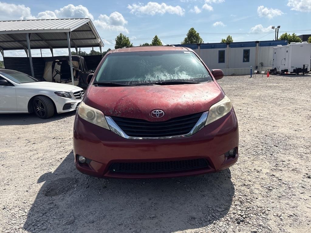 Toyota Sienna LE 8-Pass V6 2011