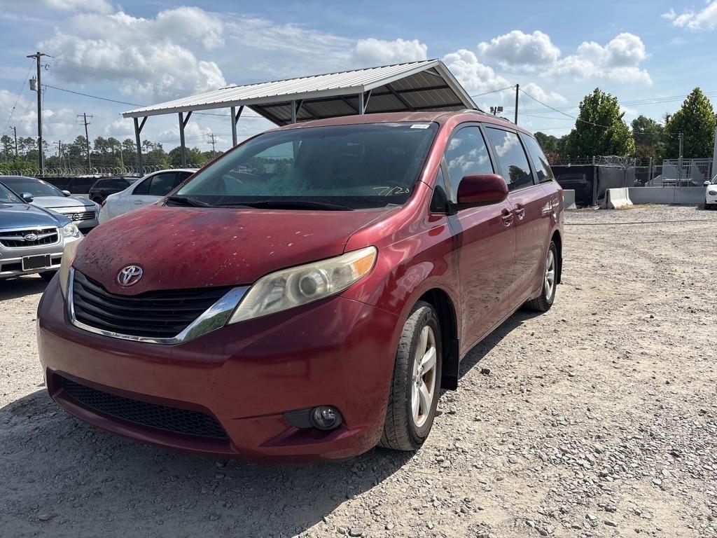 Toyota Sienna LE 8-Pass V6 2011