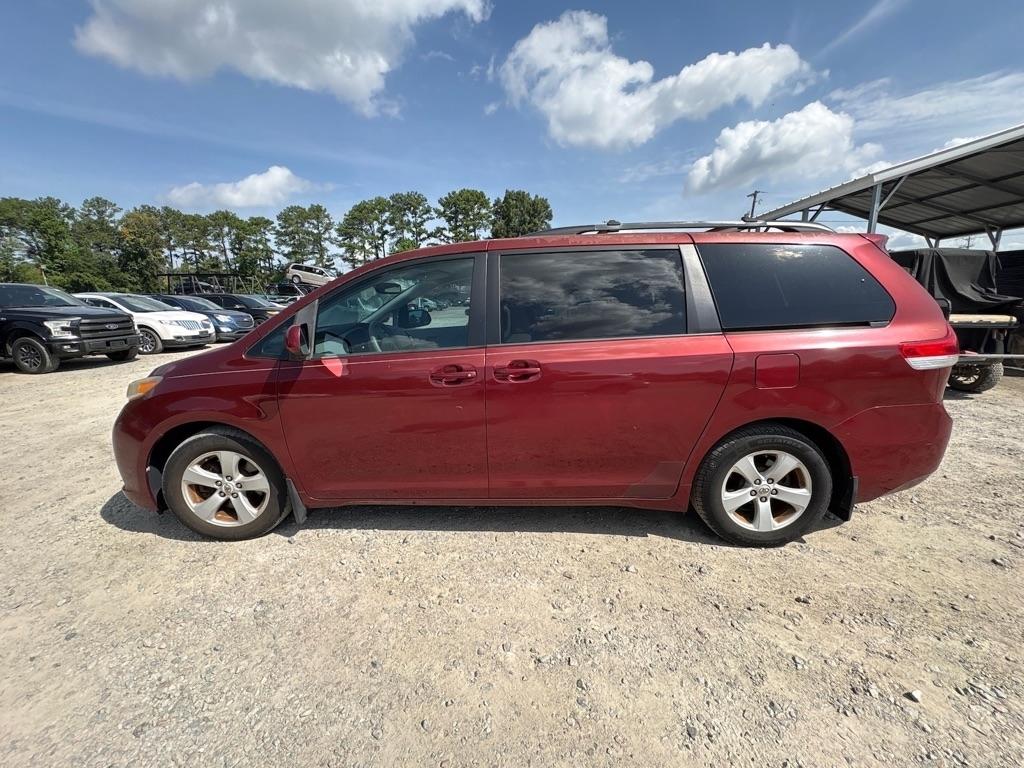 Toyota Sienna LE 8-Pass V6 2011
