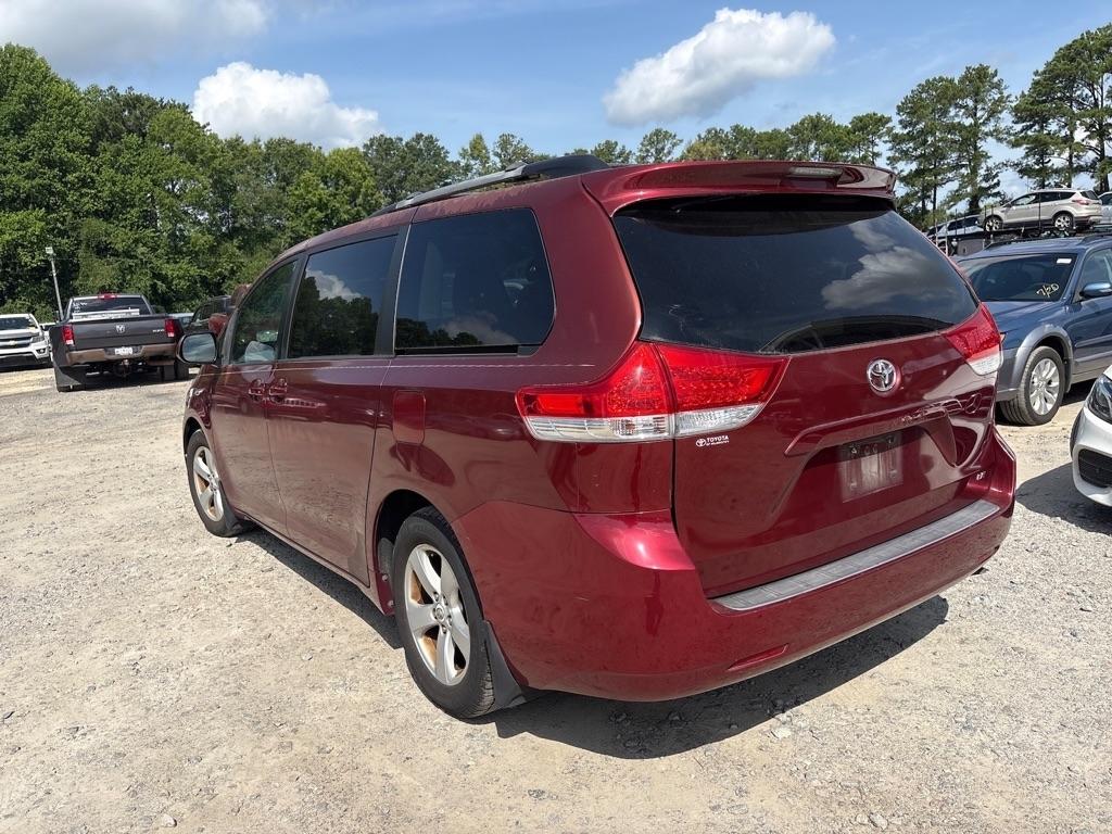Toyota Sienna LE 8-Pass V6 2011