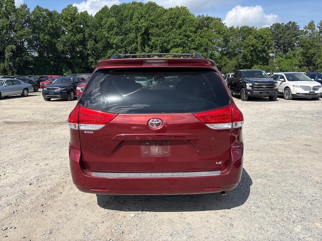 Toyota Sienna LE 8-Pass V6 2011