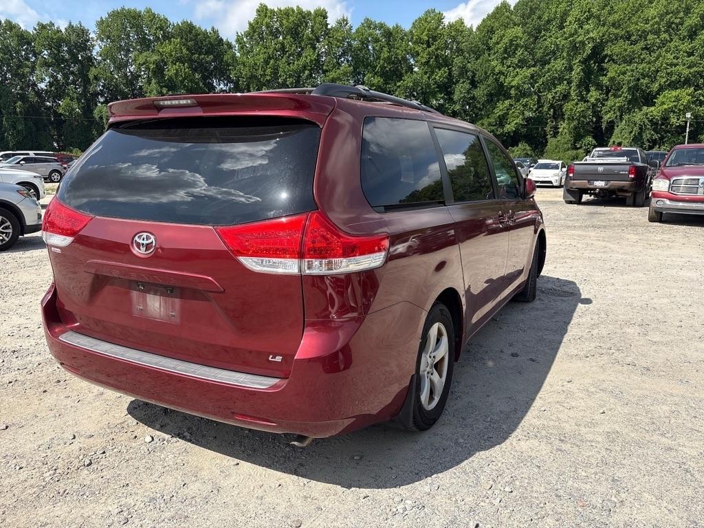 Toyota Sienna LE 8-Pass V6 2011