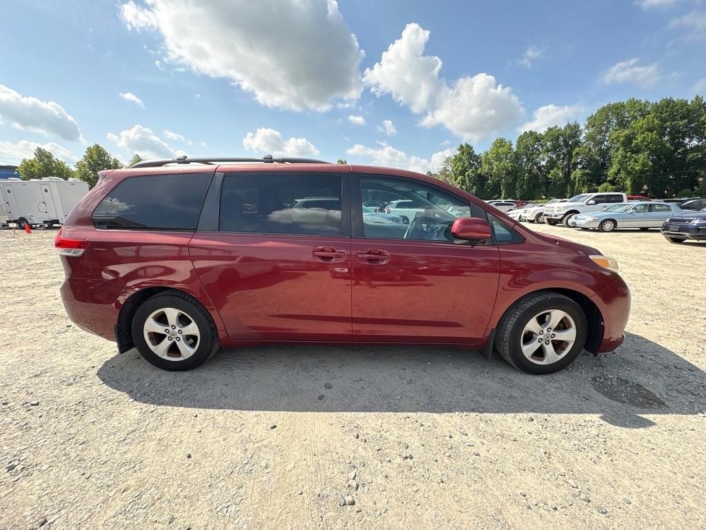 Toyota Sienna LE 8-Pass V6 2011