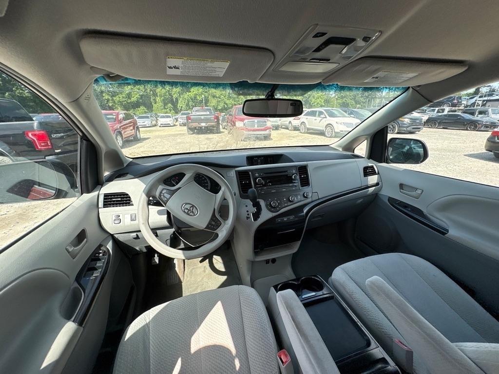 Toyota Sienna LE 8-Pass V6 2011