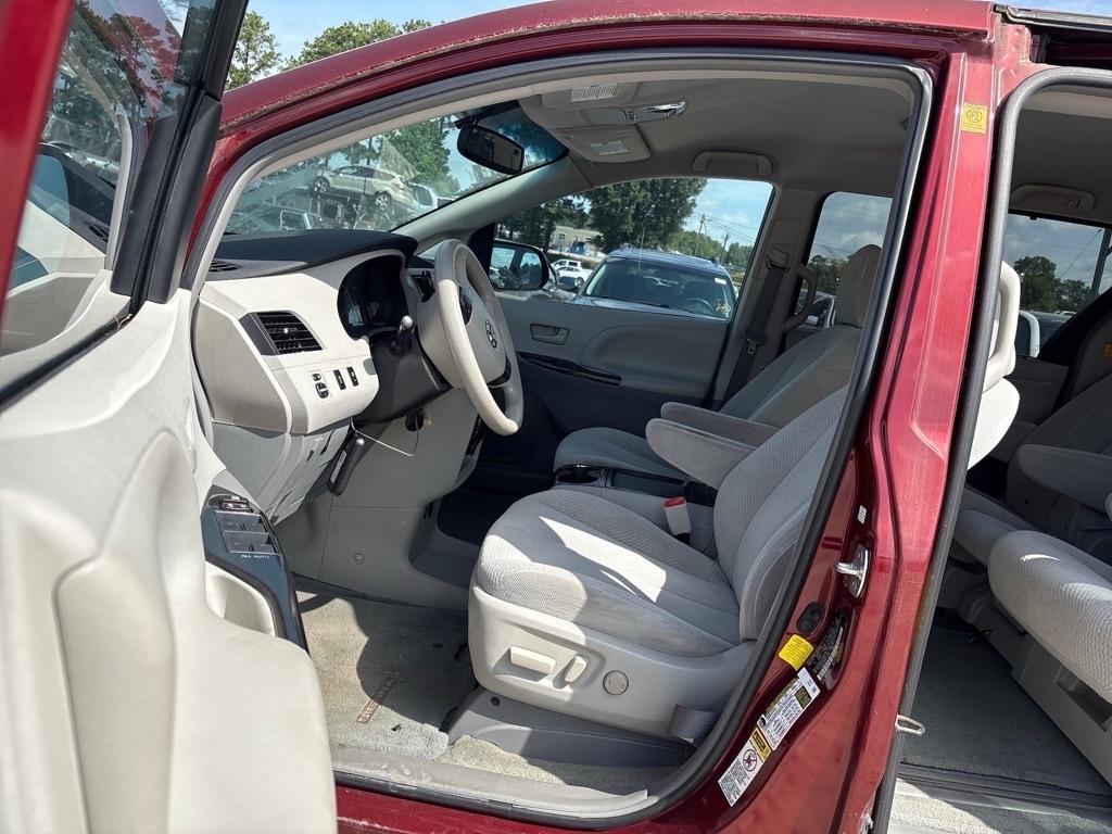 Toyota Sienna LE 8-Pass V6 2011