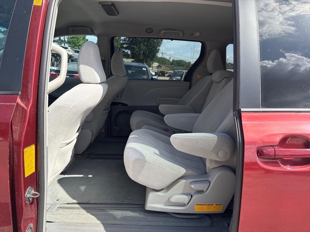 Toyota Sienna LE 8-Pass V6 2011