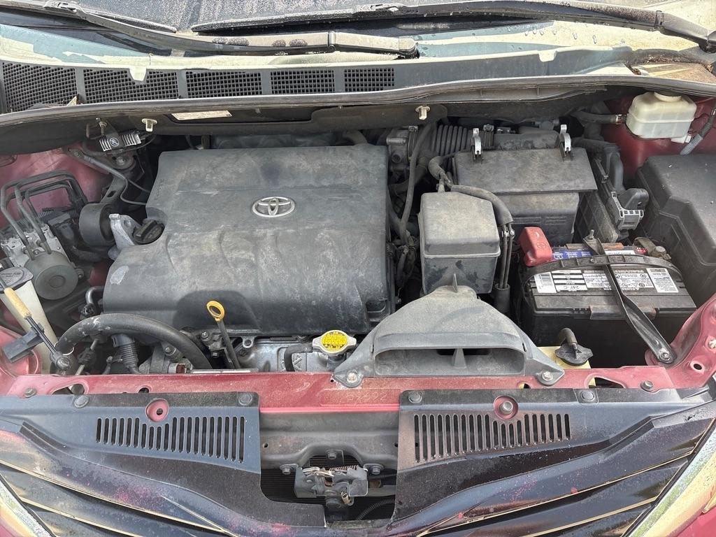 Toyota Sienna LE 8-Pass V6 2011