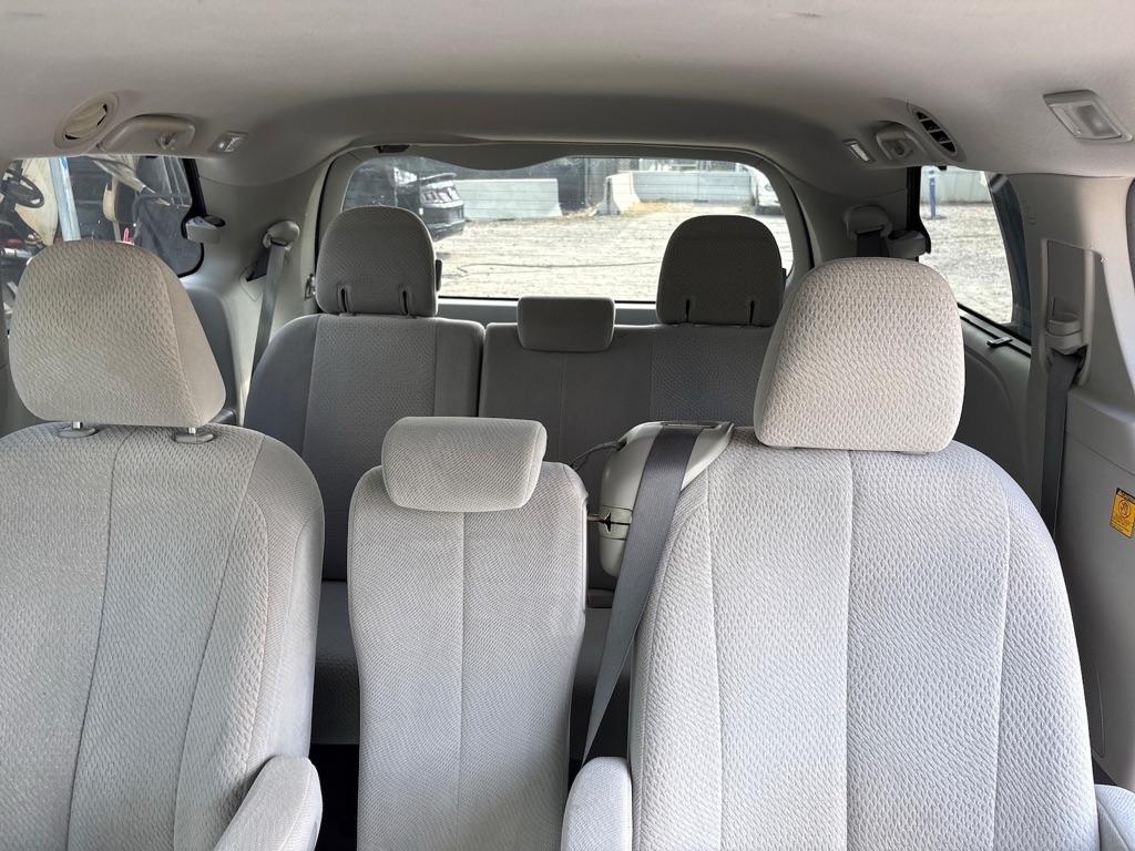 Toyota Sienna LE 8-Pass V6 2011