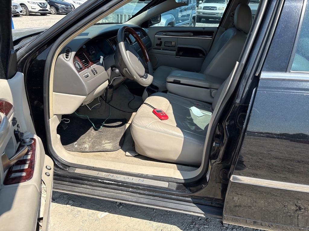 Lincoln Town Car Signature Limited 2010