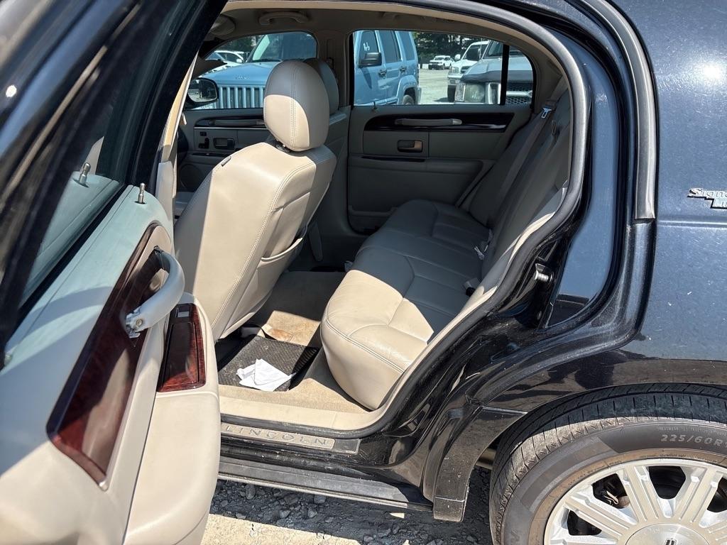Lincoln Town Car Signature Limited 2010
