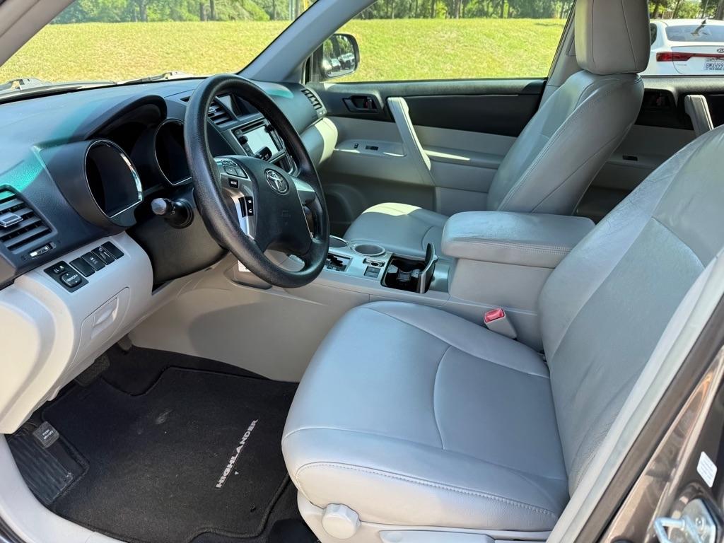 Toyota Highlander Base 2WD V6 2013