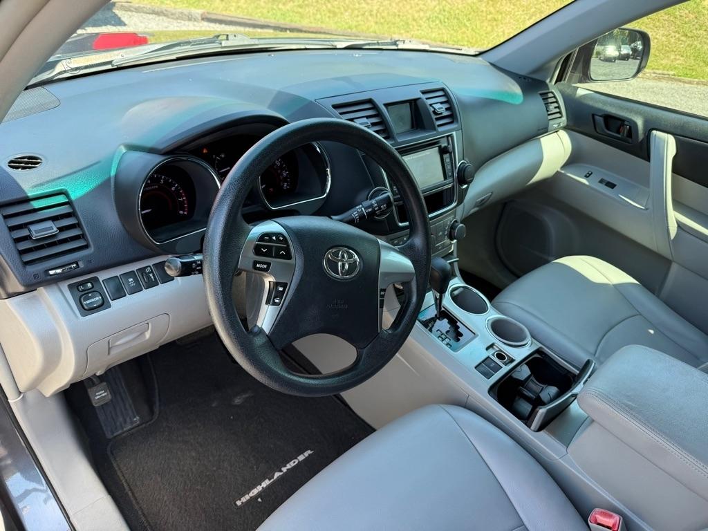 Toyota Highlander Base 2WD V6 2013