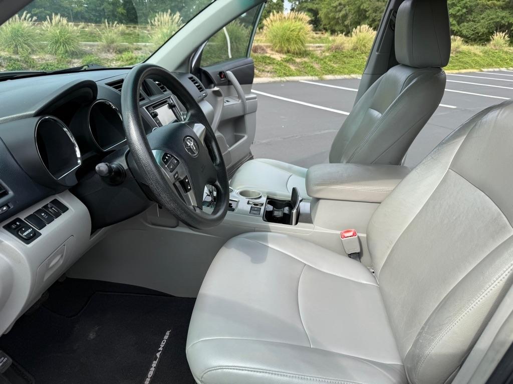 Toyota Highlander Base 2WD V6 2013