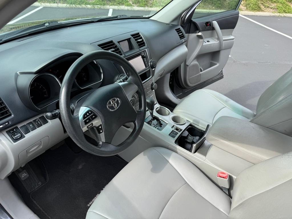 Toyota Highlander Base 2WD V6 2013