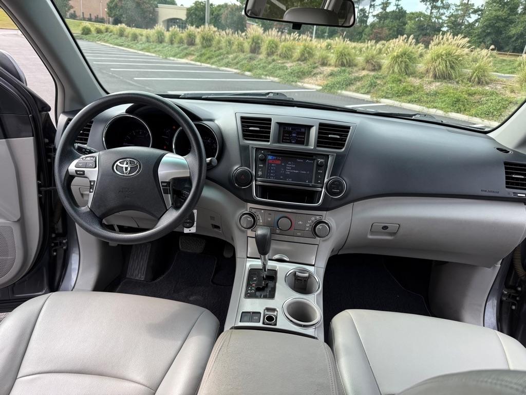 Toyota Highlander Base 2WD V6 2013