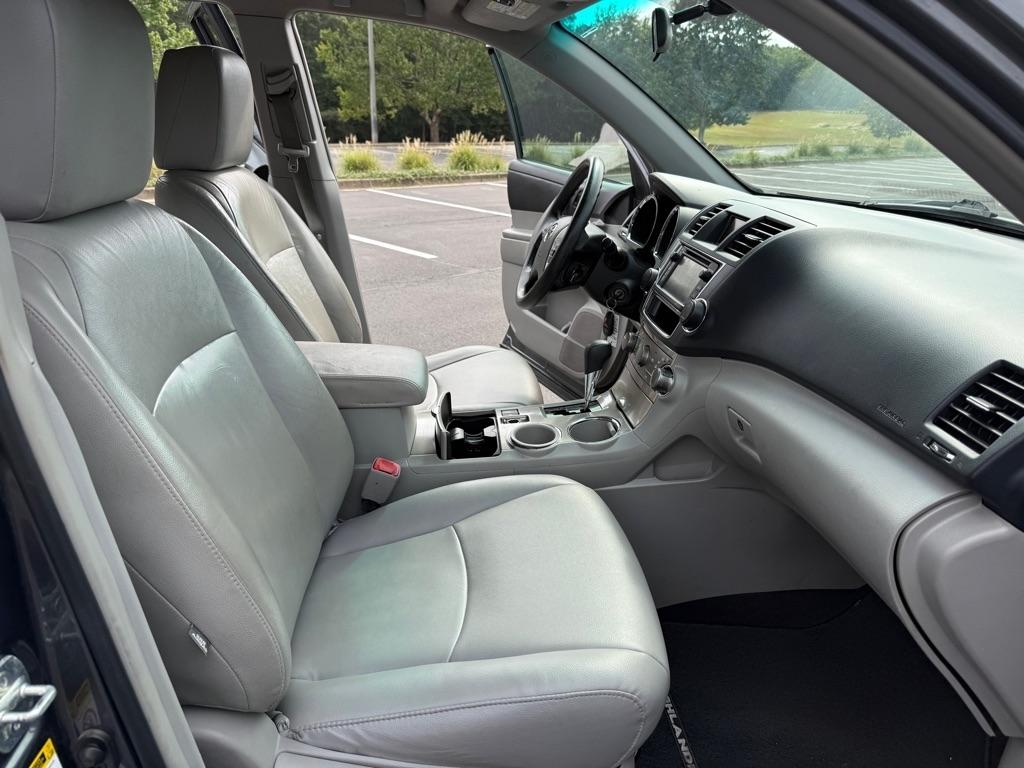 Toyota Highlander Base 2WD V6 2013