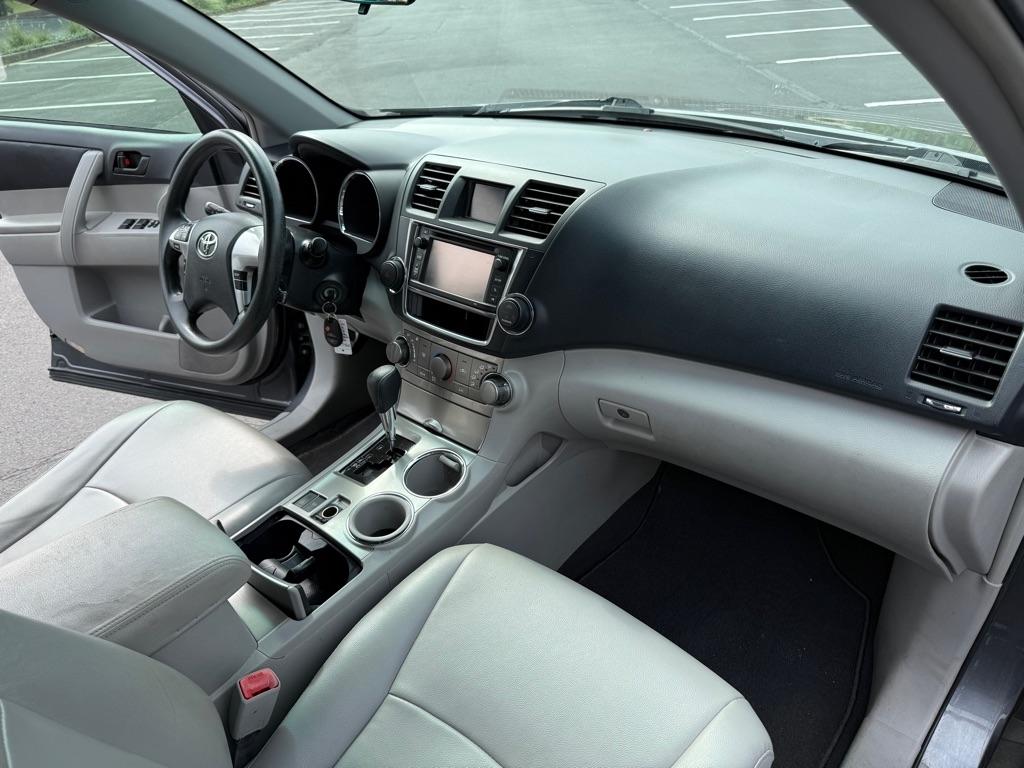 Toyota Highlander Base 2WD V6 2013