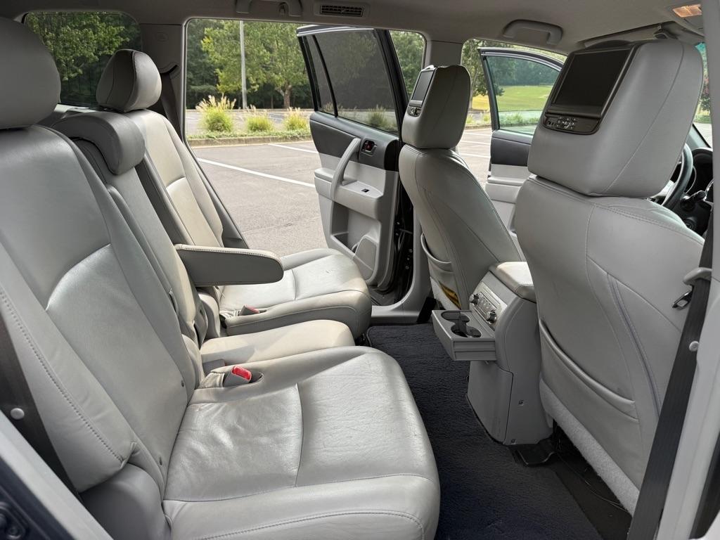 Toyota Highlander Base 2WD V6 2013